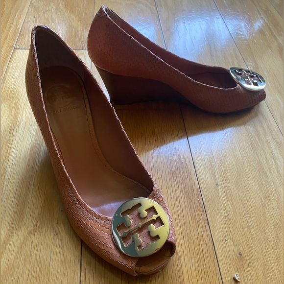 Tory Burch Sally II Wedge Pump Size 8 1/2 Snake Print Peep Toe - Picture 2 of 8